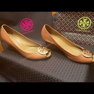 Tory Burch Sally Wedge Peep Toe Tan Tumbled Leather size 12